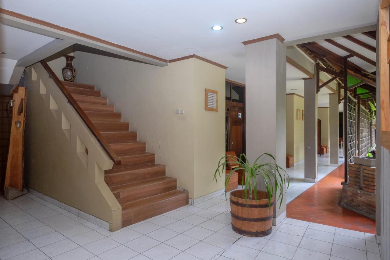 Urbanview Hotel Syariah Wisnugraha By Reddoorz Yogyakarta Exterior photo