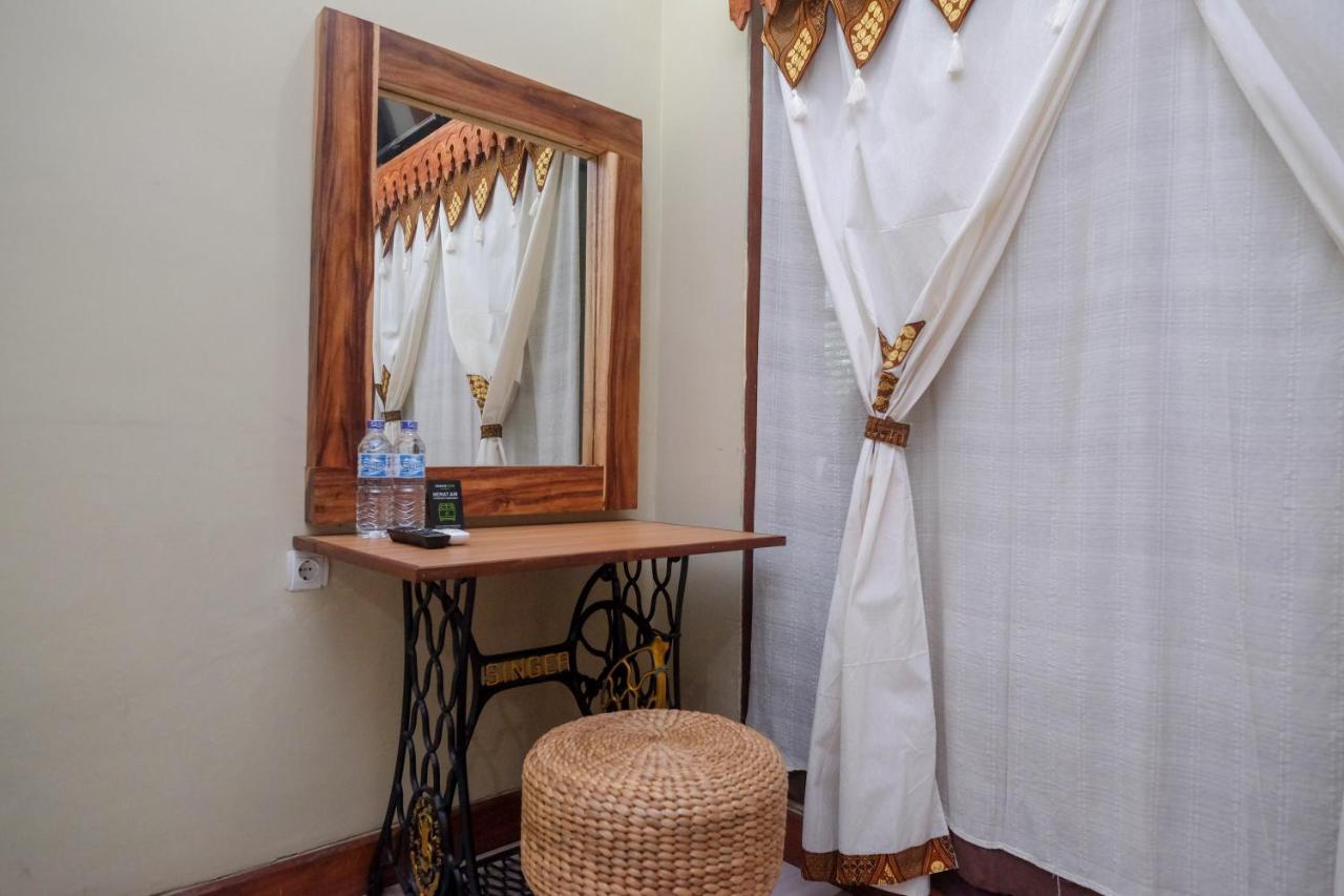 Urbanview Hotel Syariah Wisnugraha By Reddoorz Yogyakarta Exterior photo